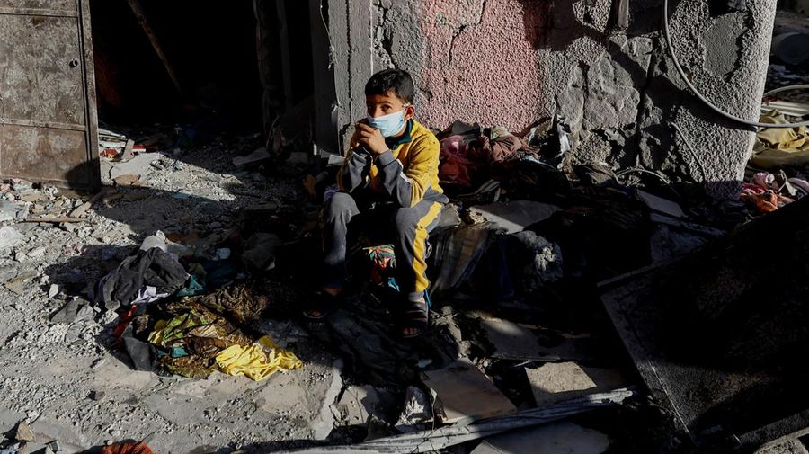 Israel melanjutkan serangannya terhadap militan Hamas di Gaza usai Amerika Serikat (AS) menolak upaya luar biasa PBB untuk menyerukan gencatan senjata dalam gempuran yang telah berlangsung selama dua bulan ini. (REUTERS/Ibraheem Abu Mustafa)