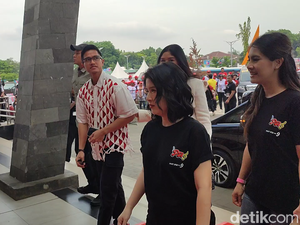 Kompak Pakai Baju Merah Putih, Kaesang-Erina Tiba di Lokasi HUT PSI