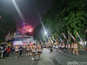 Peserta KIP Nite Run 2023 Dilepas dengan Pesta Kembang Api di Grahadi