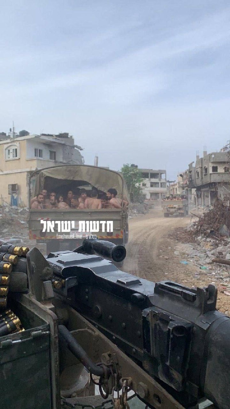 Sejumlah foto yang beredar di media sosial memperlihatkan tentara-tentara Israel yang dikerahkan ke Jalur Gaza diduga menangkap puluhan pria Palestina, lalu melucuti pakaian mereka. (via REUTERS/OBTAINED BY REUTERS) Sejumlah foto yang beredar di media sosial memperlihatkan tentara-tentara Israel yang dikerahkan ke Jalur Gaza diduga menangkap puluhan pria Palestina, lalu melucuti pakaian mereka. (via REUTERS/OBTAINED BY REUTERS)