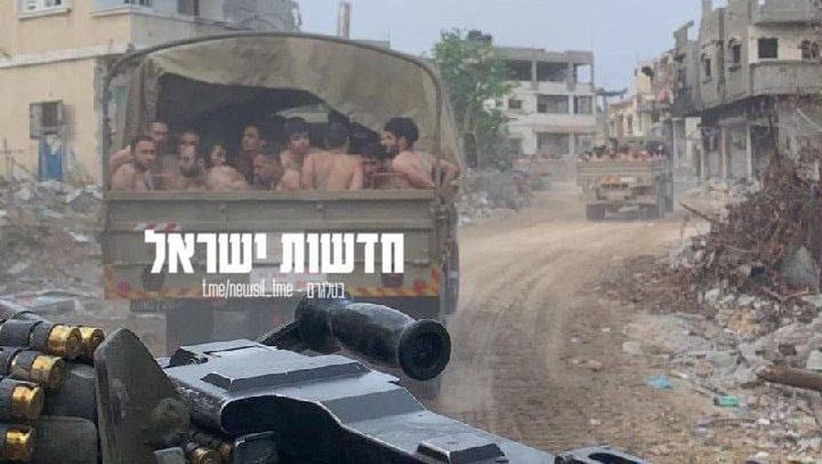 Sejumlah foto yang beredar di media sosial memperlihatkan tentara-tentara Israel yang dikerahkan ke Jalur Gaza diduga menangkap puluhan pria Palestina, lalu melucuti pakaian mereka. (via REUTERS/OBTAINED BY REUTERS)