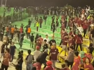 Suporter Ricuh Saat Laga PSM Makassar Vs Bhayangkara FC gegara Tempat Duduk
