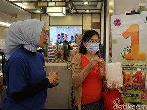 Cuma Rp1, Bank Mega Ajak Nasabah Hidup Sehat dengan Minum Jus