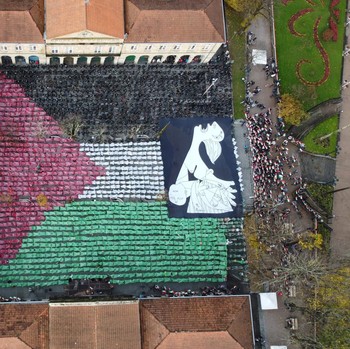 Potret Ribuan Orang di Spanyol Bikin Mosaik Bendera Palestina