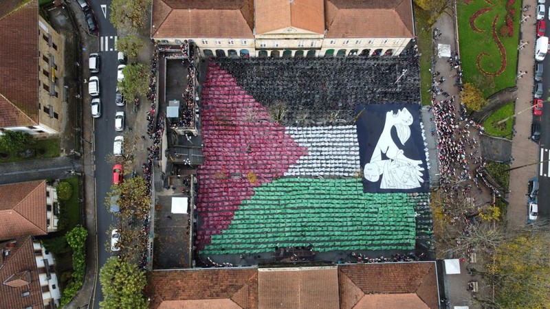 Ribuan orang mendukung Palestina dengan membentuk mosaik manusia di Guernica, Spanyol. (Photo by Javi Julio/Anadolu via Getty Images)