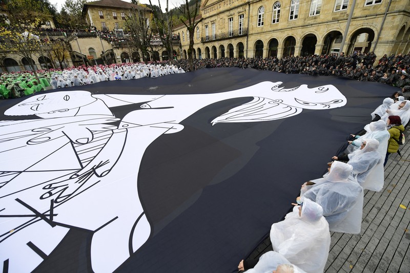 Ribuan orang mendukung Palestina dengan membentuk mosaik manusia di Guernica, Spanyol. (Photo by Javi Julio/Anadolu via Getty Images)