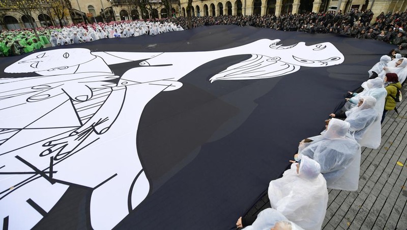 Ribuan orang mendukung Palestina dengan membentuk mosaik manusia di Guernica, Spanyol. (Photo by Javi Julio/Anadolu via Getty Images)