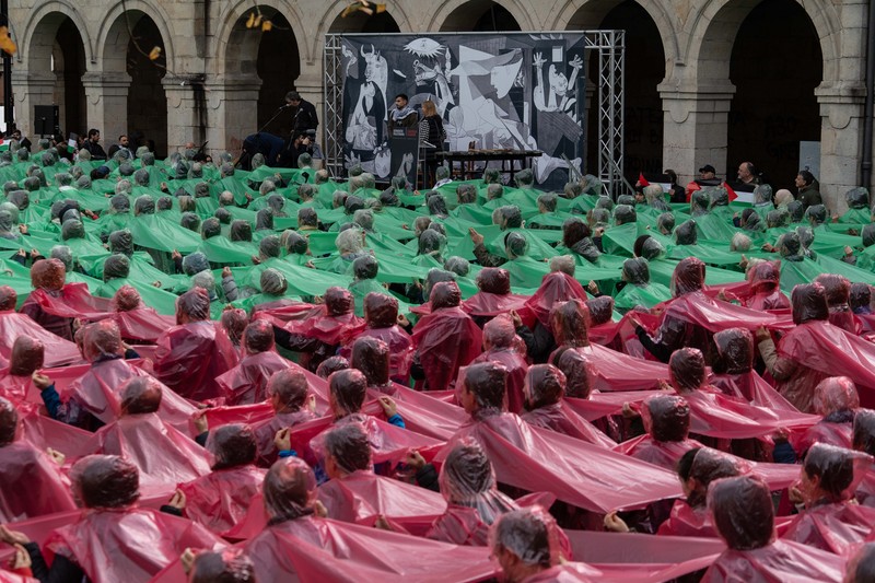 Ribuan orang mendukung Palestina dengan membentuk mosaik manusia di Guernica, Spanyol. (Photo by Javi Julio/Anadolu via Getty Images)