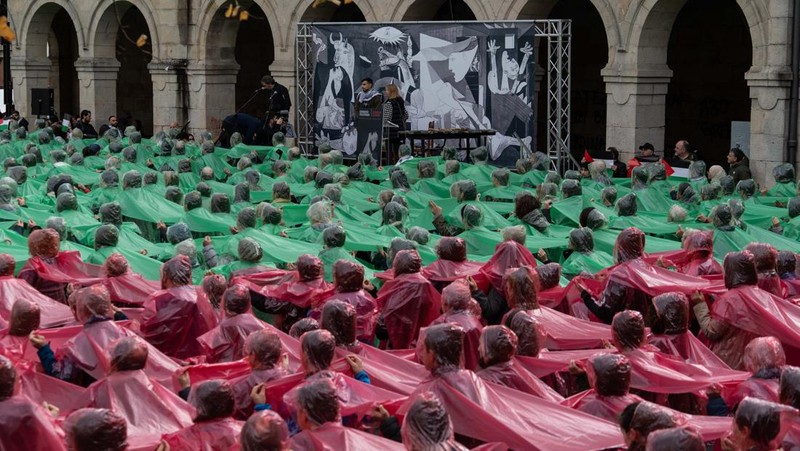 Ribuan orang mendukung Palestina dengan membentuk mosaik manusia di Guernica, Spanyol. (Photo by Javi Julio/Anadolu via Getty Images)