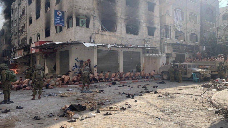 Sejumlah foto yang beredar di media sosial memperlihatkan tentara-tentara Israel yang dikerahkan ke Jalur Gaza diduga menangkap puluhan pria Palestina, lalu melucuti pakaian mereka. (via REUTERS/OBTAINED BY REUTERS) Sejumlah foto yang beredar di media sosial memperlihatkan tentara-tentara Israel yang dikerahkan ke Jalur Gaza diduga menangkap puluhan pria Palestina, lalu melucuti pakaian mereka. (via REUTERS/OBTAINED BY REUTERS)