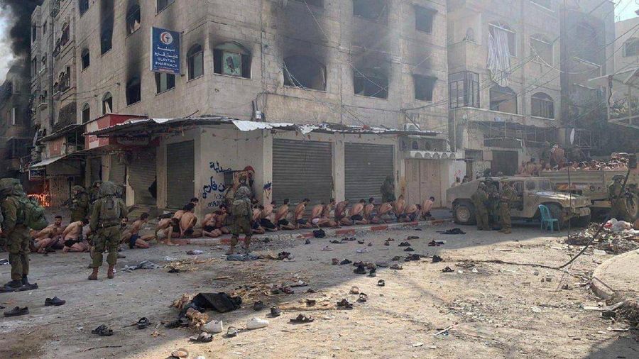 Sejumlah foto yang beredar di media sosial memperlihatkan tentara-tentara Israel yang dikerahkan ke Jalur Gaza diduga menangkap puluhan pria Palestina, lalu melucuti pakaian mereka. (via REUTERS/OBTAINED BY REUTERS)