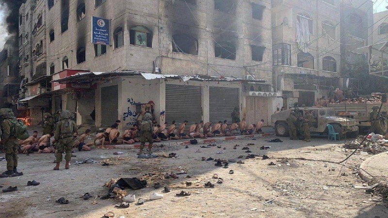 Sejumlah foto yang beredar di media sosial memperlihatkan tentara-tentara Israel yang dikerahkan ke Jalur Gaza diduga menangkap puluhan pria Palestina, lalu melucuti pakaian mereka. (via REUTERS/OBTAINED BY REUTERS)