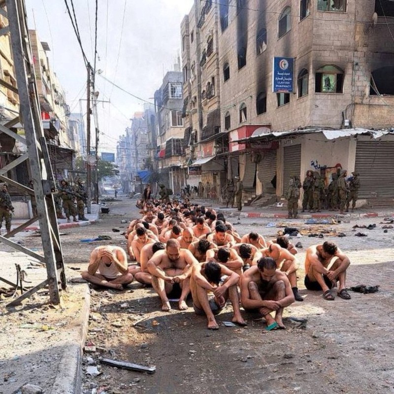 Sejumlah foto yang beredar di media sosial memperlihatkan tentara-tentara Israel yang dikerahkan ke Jalur Gaza diduga menangkap puluhan pria Palestina, lalu melucuti pakaian mereka. (via REUTERS/OBTAINED BY REUTERS) Sejumlah foto yang beredar di media sosial memperlihatkan tentara-tentara Israel yang dikerahkan ke Jalur Gaza diduga menangkap puluhan pria Palestina, lalu melucuti pakaian mereka. (via REUTERS/OBTAINED BY REUTERS)