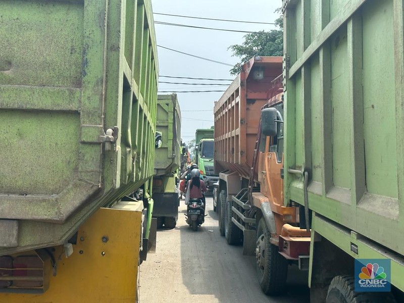 Suasana antrean truk tambang di Jalan Raya Parung Panjang, Bogor, Jawa Barat, Sabtu (9/12/2023). (CNBC Indonesia/Robertus Andrianto) Suasana antrean truk tambang di Jalan Raya Parung Panjang, Bogor, Jawa Barat, Sabtu (9/12/2023). (CNBC Indonesia/Robertus Andrianto)