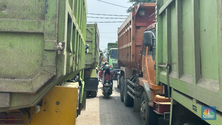 Suasana antrean truk tambang di Jalan Raya Parung Panjang, Bogor, Jawa Barat, Sabtu (9/12/2023). (CNBC Indonesia/Robertus Andrianto)