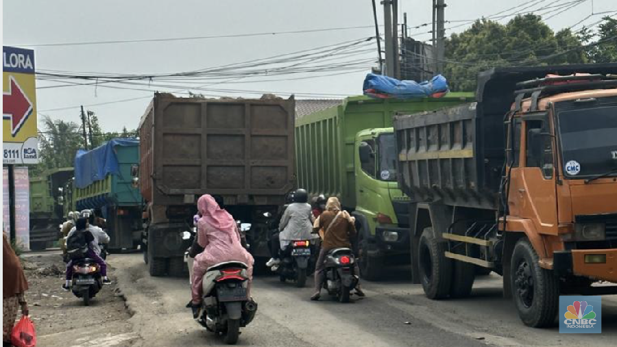 Suasana antrean truk tambang di Jalan Raya Parung Panjang, Bogor, Jawa Barat, Sabtu (9/12/2023). (CNBC Indonesia/Robertus Andrianto)