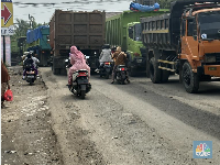 Parung Panjang Lumpuh, Rombongan Truk Tambang 'Blokir' Jalan