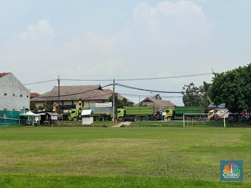 Suasana antrean truk tambang di Jalan Raya Parung Panjang, Bogor, Jawa Barat, Sabtu (9/12/2023). (CNBC Indonesia/Robertus Andrianto)