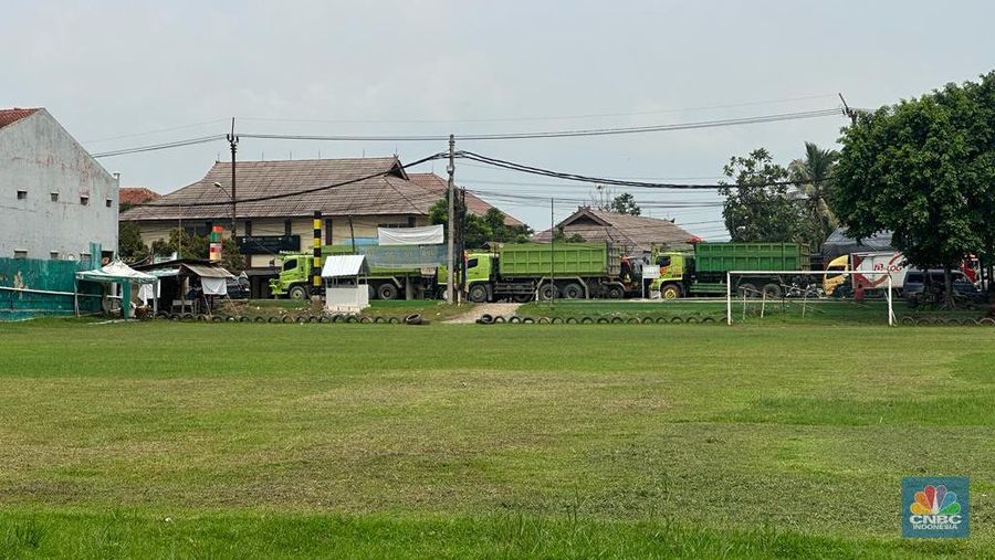 Suasana antrean truk tambang di Jalan Raya Parung Panjang, Bogor, Jawa Barat, Sabtu (9/12/2023). (CNBC Indonesia/Robertus Andrianto)