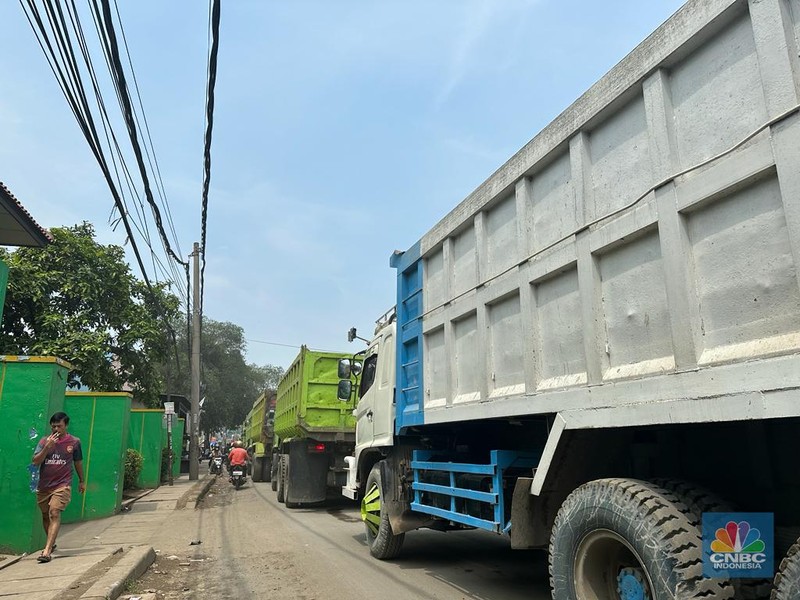 Suasana antrean truk tambang di Jalan Raya Parung Panjang, Bogor, Jawa Barat, Sabtu (9/12/2023). (CNBC Indonesia/Robertus Andrianto) Suasana antrean truk tambang di Jalan Raya Parung Panjang, Bogor, Jawa Barat, Sabtu (9/12/2023). (CNBC Indonesia/Robertus Andrianto)