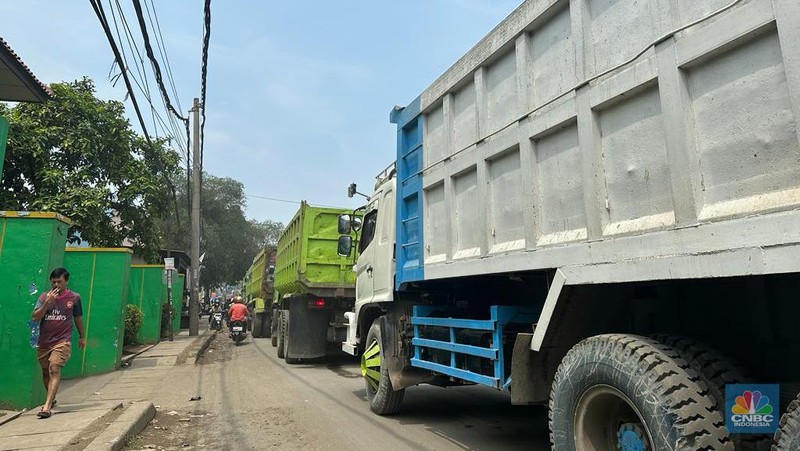 Suasana antrean truk tambang di Jalan Raya Parung Panjang, Bogor, Jawa Barat, Sabtu (9/12/2023). (CNBC Indonesia/Robertus Andrianto)