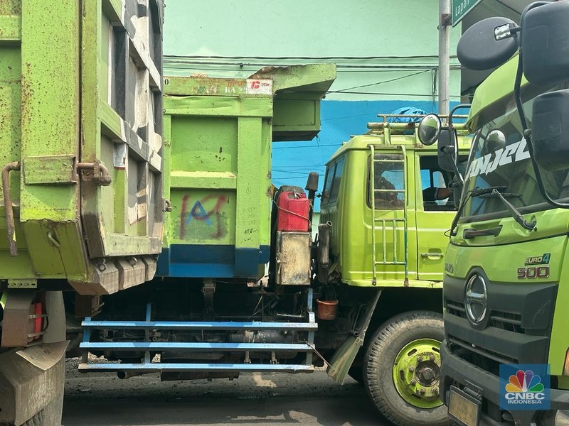 Suasana antrean truk tambang di Jalan Raya Parung Panjang, Bogor, Jawa Barat, Sabtu (9/12/2023). (CNBC Indonesia/Robertus Andrianto) Suasana antrean truk tambang di Jalan Raya Parung Panjang, Bogor, Jawa Barat, Sabtu (9/12/2023). (CNBC Indonesia/Robertus Andrianto)