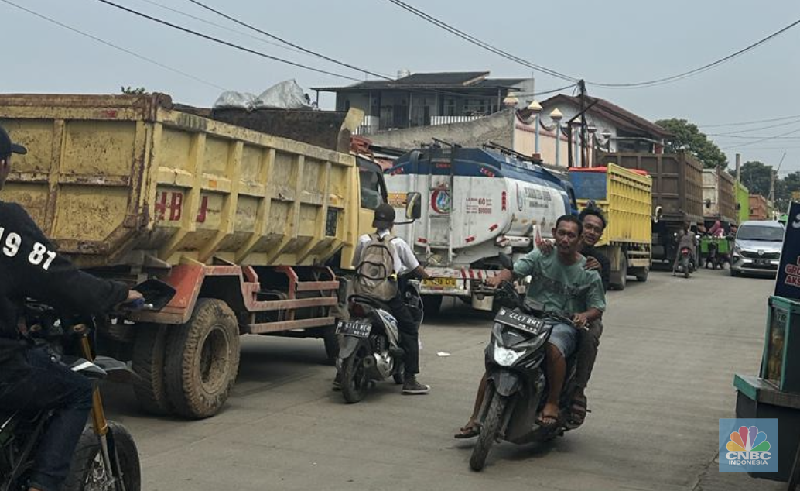 Suasana antrean truk tambang di Jalan Raya Parung Panjang, Bogor, Jawa Barat, Sabtu (9/12/2023). (CNBC Indonesia/Robertus Andrianto) Suasana antrean truk tambang di Jalan Raya Parung Panjang, Bogor, Jawa Barat, Sabtu (9/12/2023). (CNBC Indonesia/Robertus Andrianto)