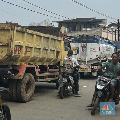 Potret Lumpuh Parung Panjang, Rombongan Truk 'Blokir' Jalan