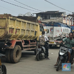 Potret Lumpuh Parung Panjang, Rombongan Truk 'Blokir' Jalan