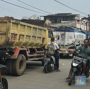 Potret Lumpuh Parung Panjang, Rombongan Truk 'Blokir' Jalan