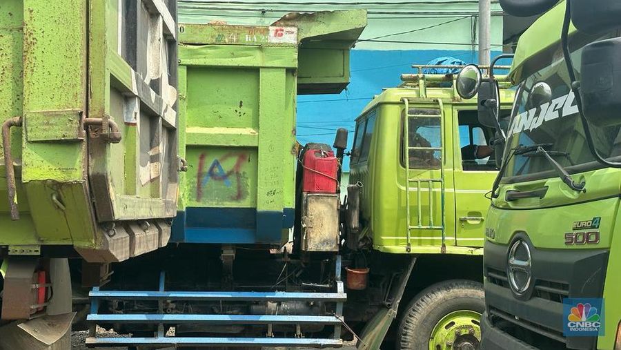 Suasana antrean truk tambang di Jalan Raya Parung Panjang, Bogor, Jawa Barat, Sabtu (9/12/2023). (CNBC Indonesia/Robertus Andrianto)