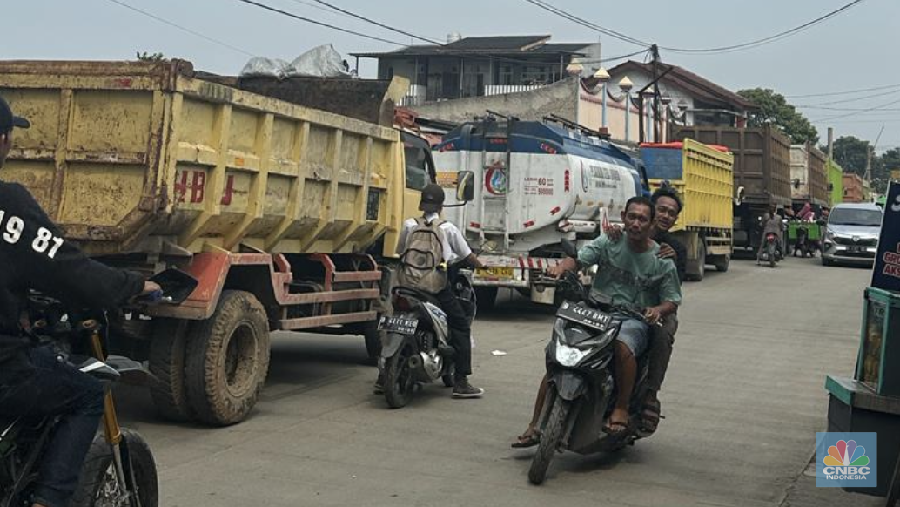 Suasana antrean truk tambang di Jalan Raya Parung Panjang, Bogor, Jawa Barat, Sabtu (9/12/2023). (CNBC Indonesia/Robertus Andrianto)