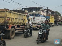 Potret Lumpuh Parung Panjang, Rombongan Truk 'Blokir' Jalan