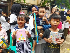 Gibran Bagikan Susu-Buku di Deklarasi Buruh Pelabuhan Indonesia Maju Jakut