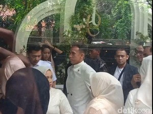 Pernikahan Anak Uje Dihadiri Kerabat dan Pemain Timnas Sepak Bola