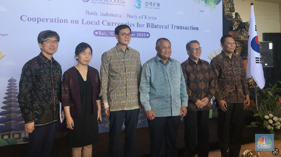 Gubernur Bank Indonesia Perry Warjiyo dan Gubernur Bank Korea Rhee Chang Yong menggelar pertemuan tingkat tinggi di Nusa Dua, Bali, Minggu, (10/12/2023). (CNBC Indonesia/Arrijal Rachman)