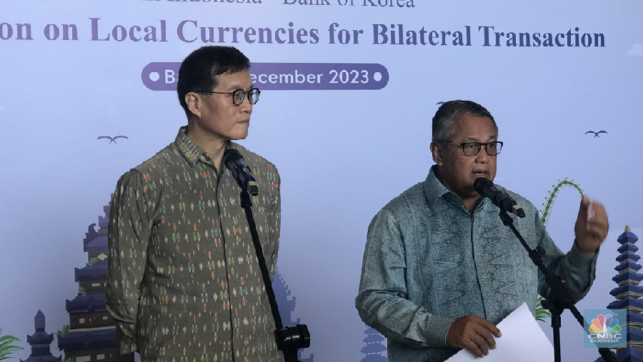 Gubernur Bank Indonesia Perry Warjiyo dan Gubernur Bank Korea Rhee Chang Yong menggelar pertemuan tingkat tinggi di Nusa Dua, Bali, Minggu, (10/12/2023). (CNBC Indonesia/Arrijal Rachman)