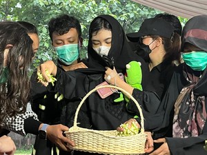 Tangis Tiada Henti Ibunda Tabur Bunga di Makam 4 Anak yang Dibunuh Ayah