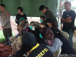 Ibunda di Pemakaman 4 Anaknya yang Dibunuh Ayah: Mama Ikhlaskan Kamu Nak