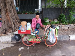 Nelangsa Starling di Musim Hujan, Rela Basah Kuyup Cuma Dapat Rp 50 Ribu