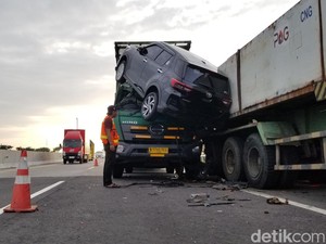 Profit Nangkring di Atas Truk di Tol Ngawi Sebabkan 1 Orang Luka