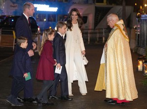Hadiri Konser Natal, Kate Middleton Memesona Berbalut Tren White-on-White