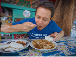 Mark Wiens Kulineran di Surabaya hingga Trik Cuan Ojol Makanan