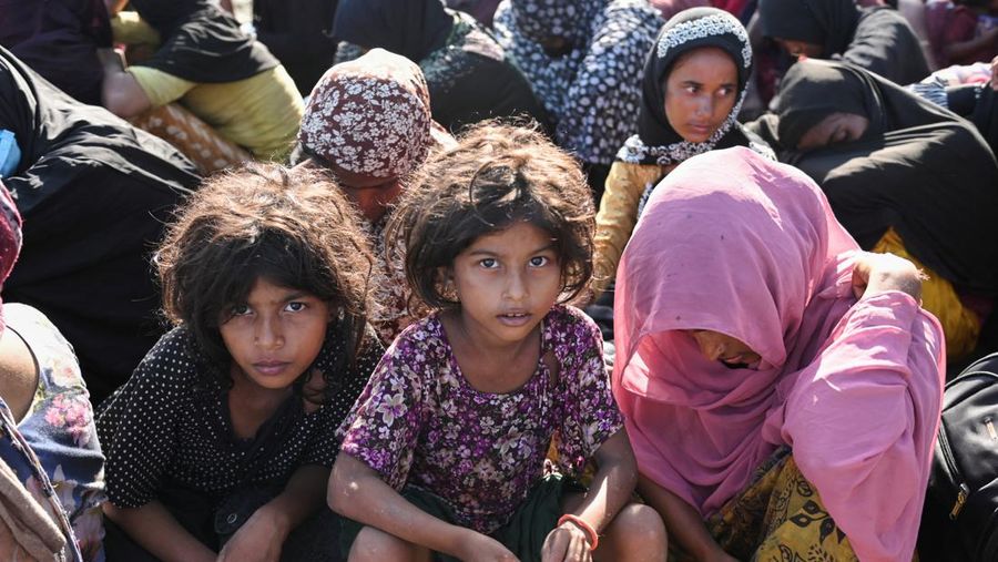 Muslim Rohingya beristirahat di pantai setelah mereka mendarat di Blang Raya, Pidie, provinsi Aceh, Indonesia, 10 Desember 2023. (REUTERS/STRINGER)