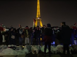 Aksi Warga Prancis Berbaring di Depan Menara Eiffel, Protes Perang Gaza