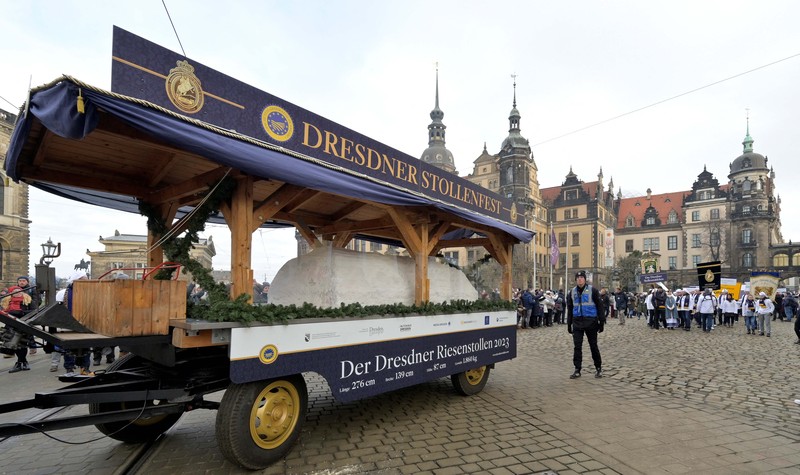 Ribuan orang menghadiri perayaan Natal tradisional, Stollenfest, di Dresden, Jerman, pada Sabtu (9/12) waktu setempat. (REUTERS/Matthias Rietschel)