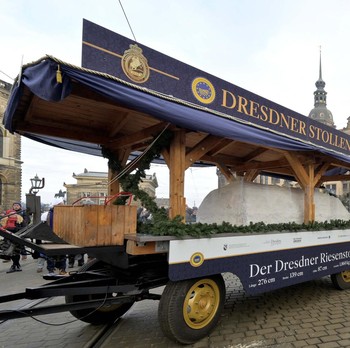 Kue Raksasa 1,8 Ton Dijual di Pasar Natal Kuno di Jerman
