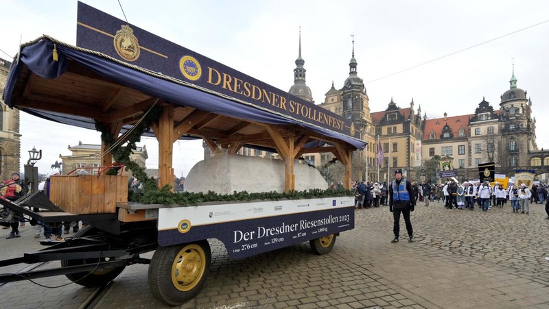Ribuan orang menghadiri perayaan Natal tradisional, Stollenfest, di Dresden, Jerman, pada Sabtu (9/12) waktu setempat. (REUTERS/Matthias Rietschel)