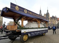 Kue Raksasa 1,8 Ton Dijual di Pasar Natal Kuno di Jerman