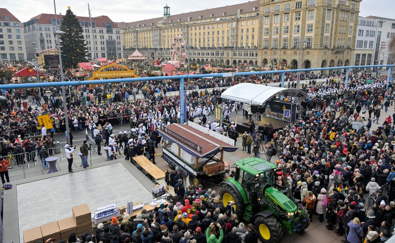 Ribuan orang menghadiri perayaan Natal tradisional, Stollenfest, di Dresden, Jerman, pada Sabtu (9/12) waktu setempat. (REUTERS/Matthias Rietschel) Ribuan orang menghadiri perayaan Natal tradisional, Stollenfest, di Dresden, Jerman, pada Sabtu (9/12) waktu setempat. (REUTERS/Matthias Rietschel)